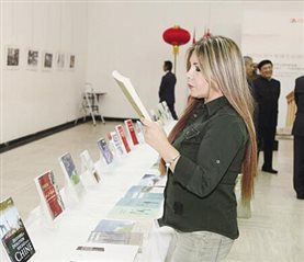 11月24日，在黎巴嫩首都贝鲁特的联合国教科文宫，一名来宾在中国优秀出版物展现场阅读展出的书籍。新华社记者 李良勇 摄